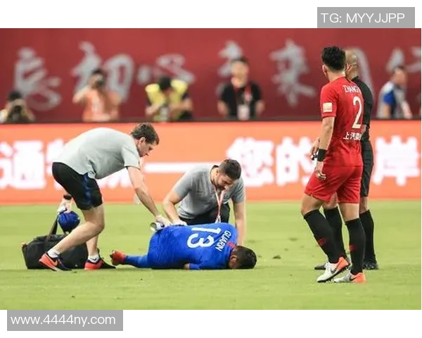 足球明星激情挥拳庆祝瞬间展现运动员的无畏精神与拼搏热情